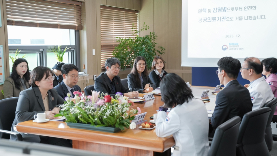 임승관 청장이 국립목포병원 내성결핵 전문치료센터에 방문해 인사말씀 및 업무보고를 받고 있다.